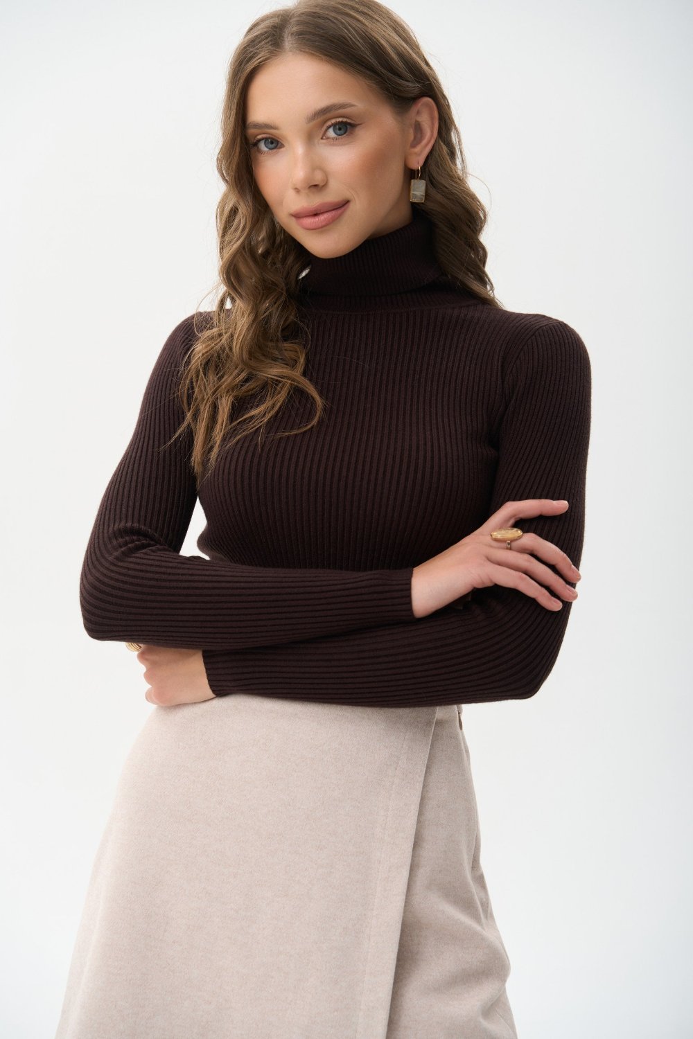 Ribbed turtleneck sweater in color brown