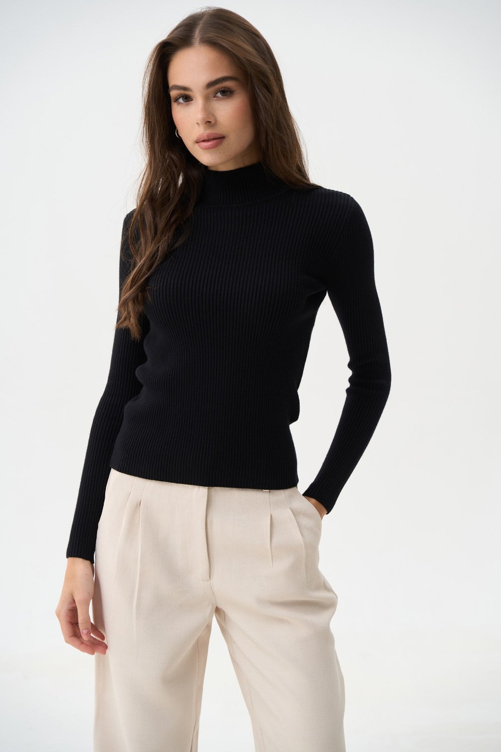 Sweater with a neck rack in color black - SOLMAR