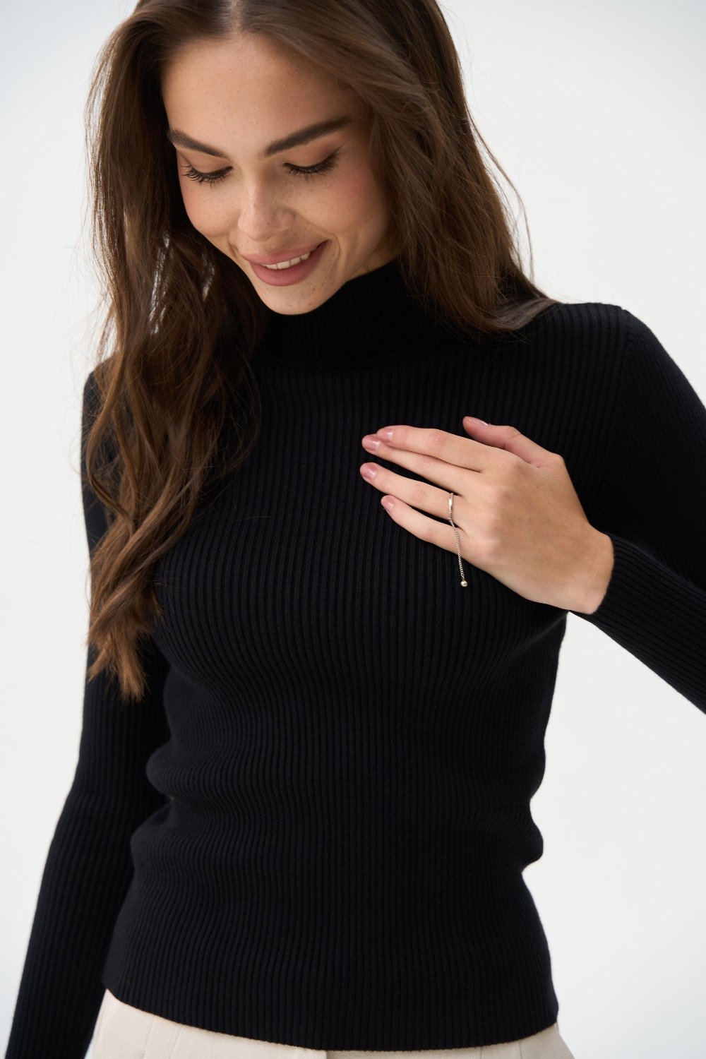 Sweater with a neck rack in color black - SOLMAR