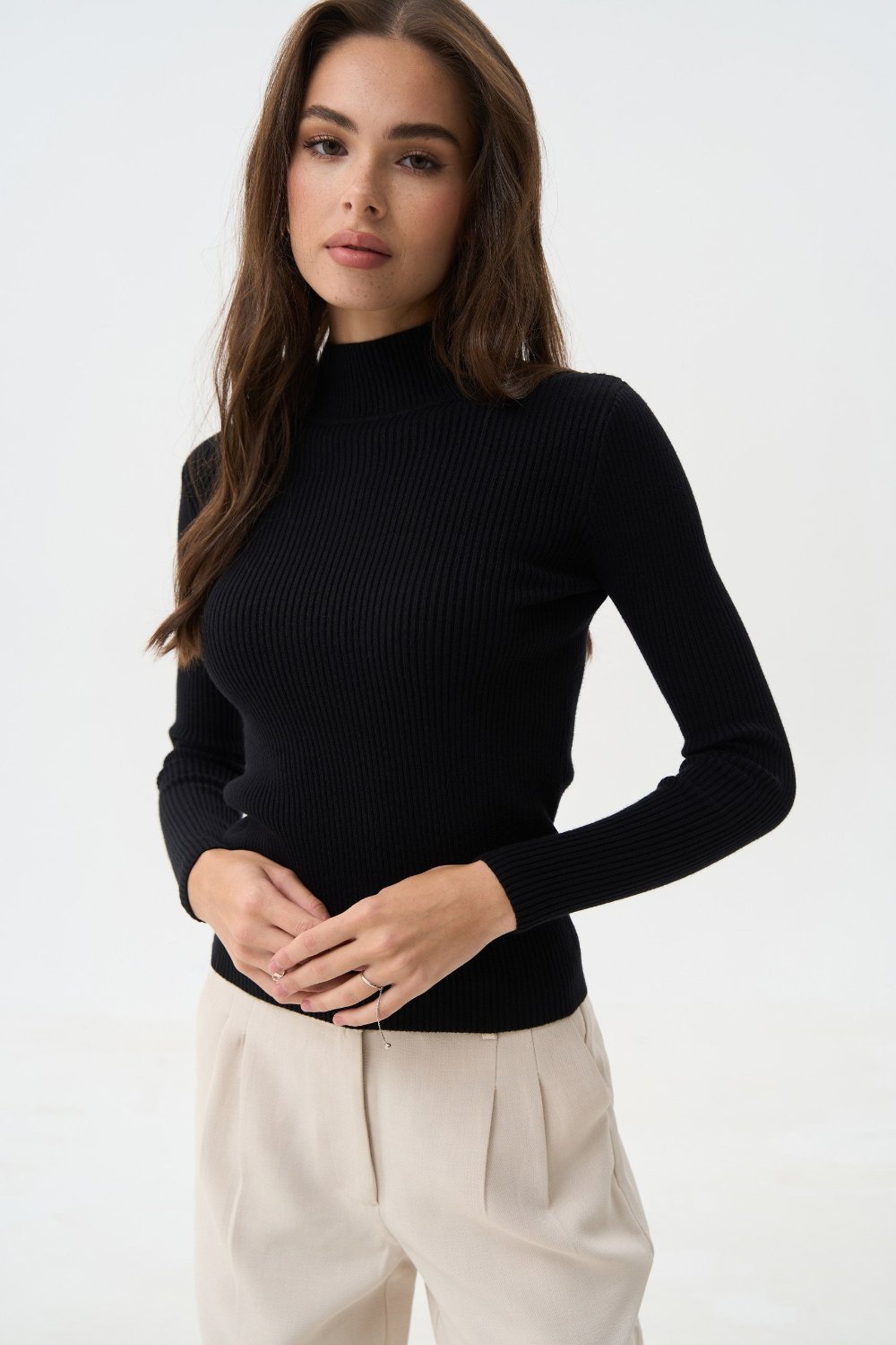 Sweater with a neck rack in color black