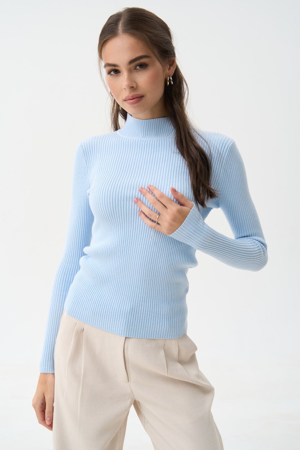 Sweater with a neck rack in color blue