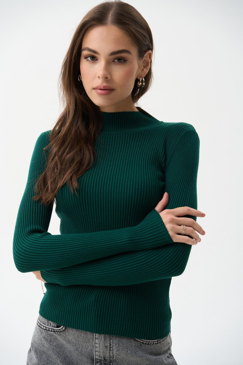 Sweater with a neck rack in color green