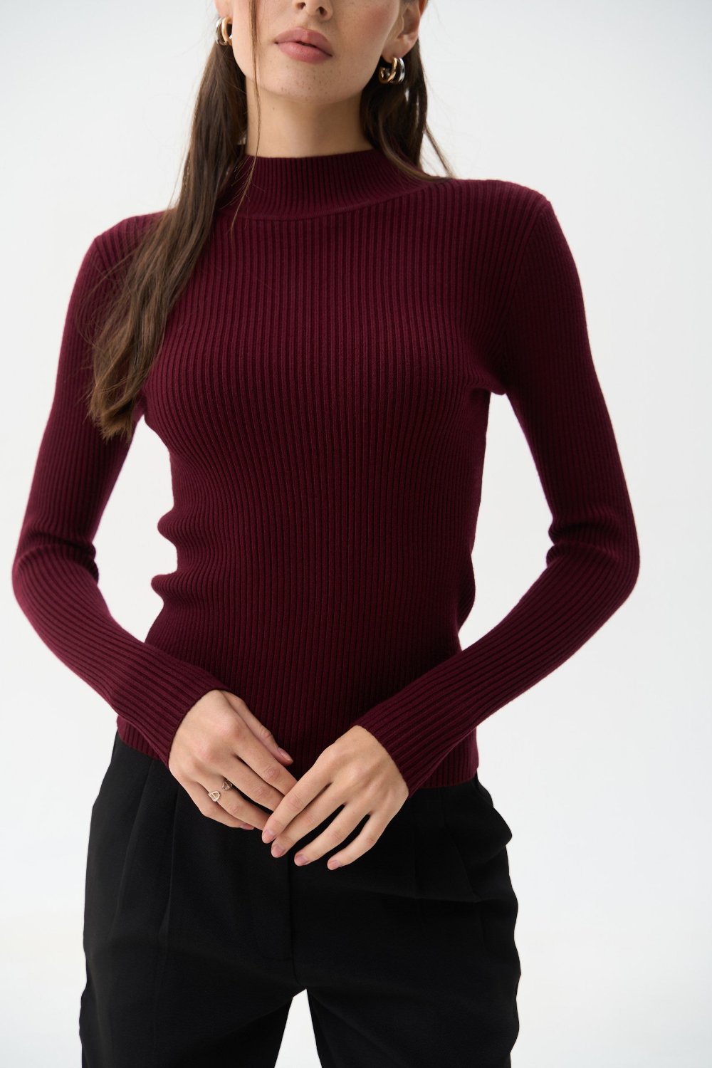 Sweater with a neck rack in color burgundy