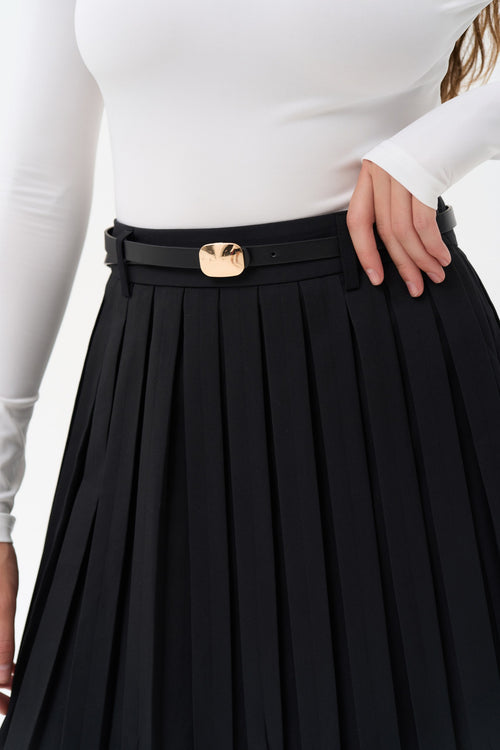 Pleated skirt in color black - SOLMAR