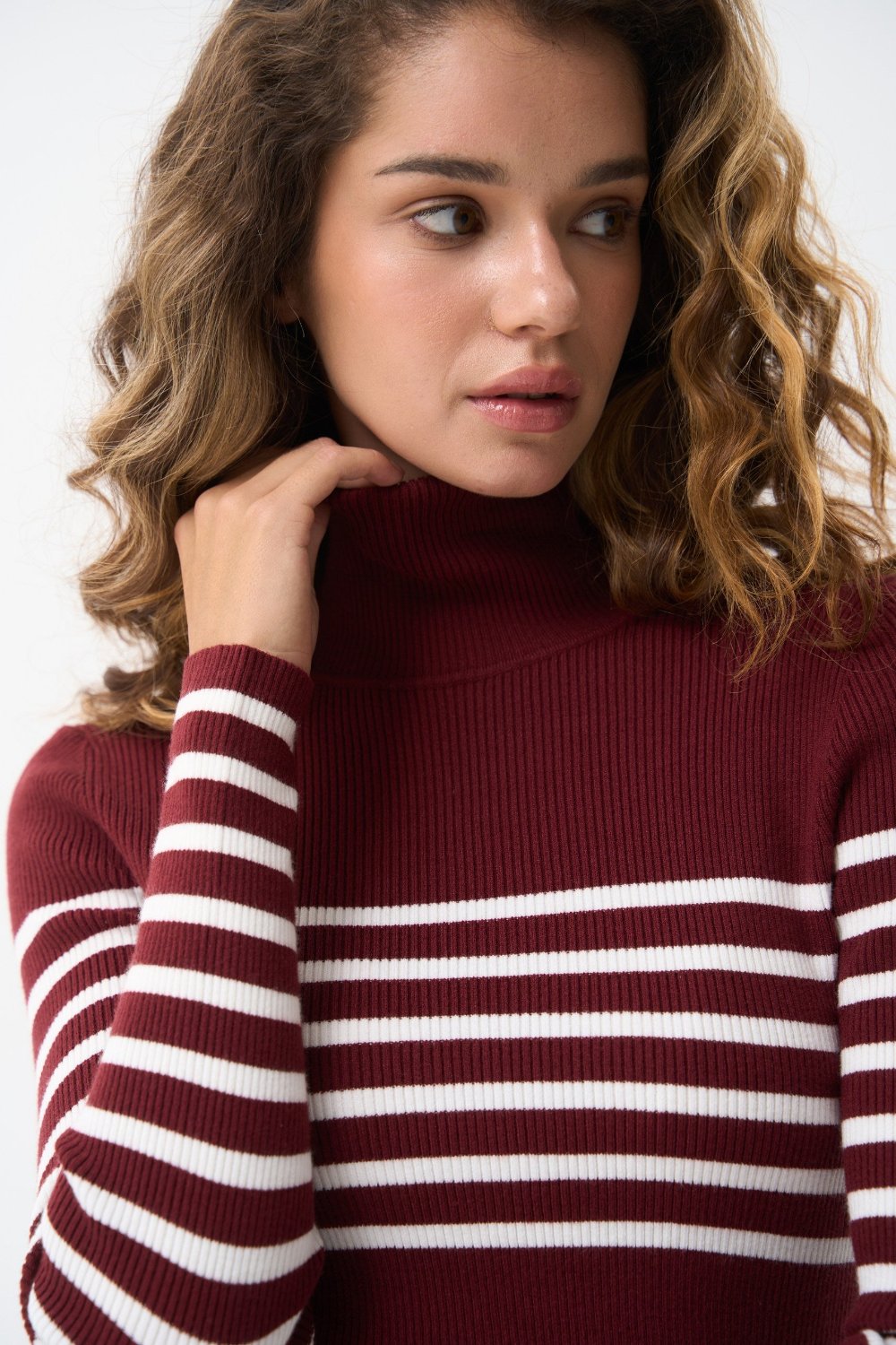 Red turtleneck sweater with a milky stripe - SOLMAR