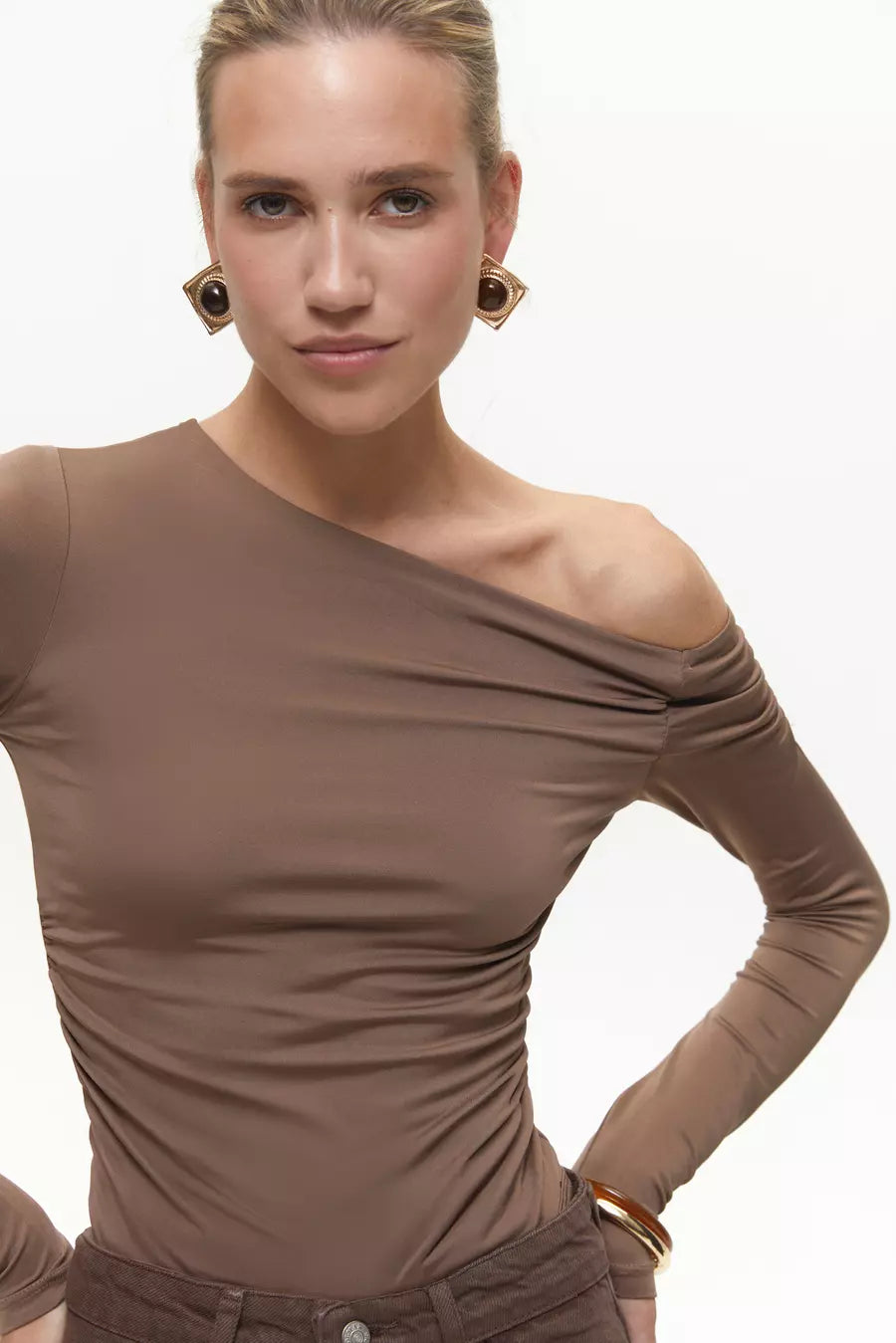 bod-z-v-dkritim-plechem-v-kolor-brown-3102