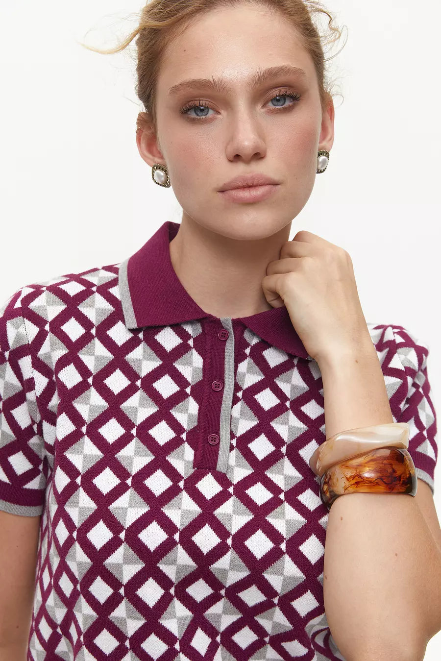 dzhemper-polo-z-geometrichnim-v-zerunkom-burgundy-2212-178-057
