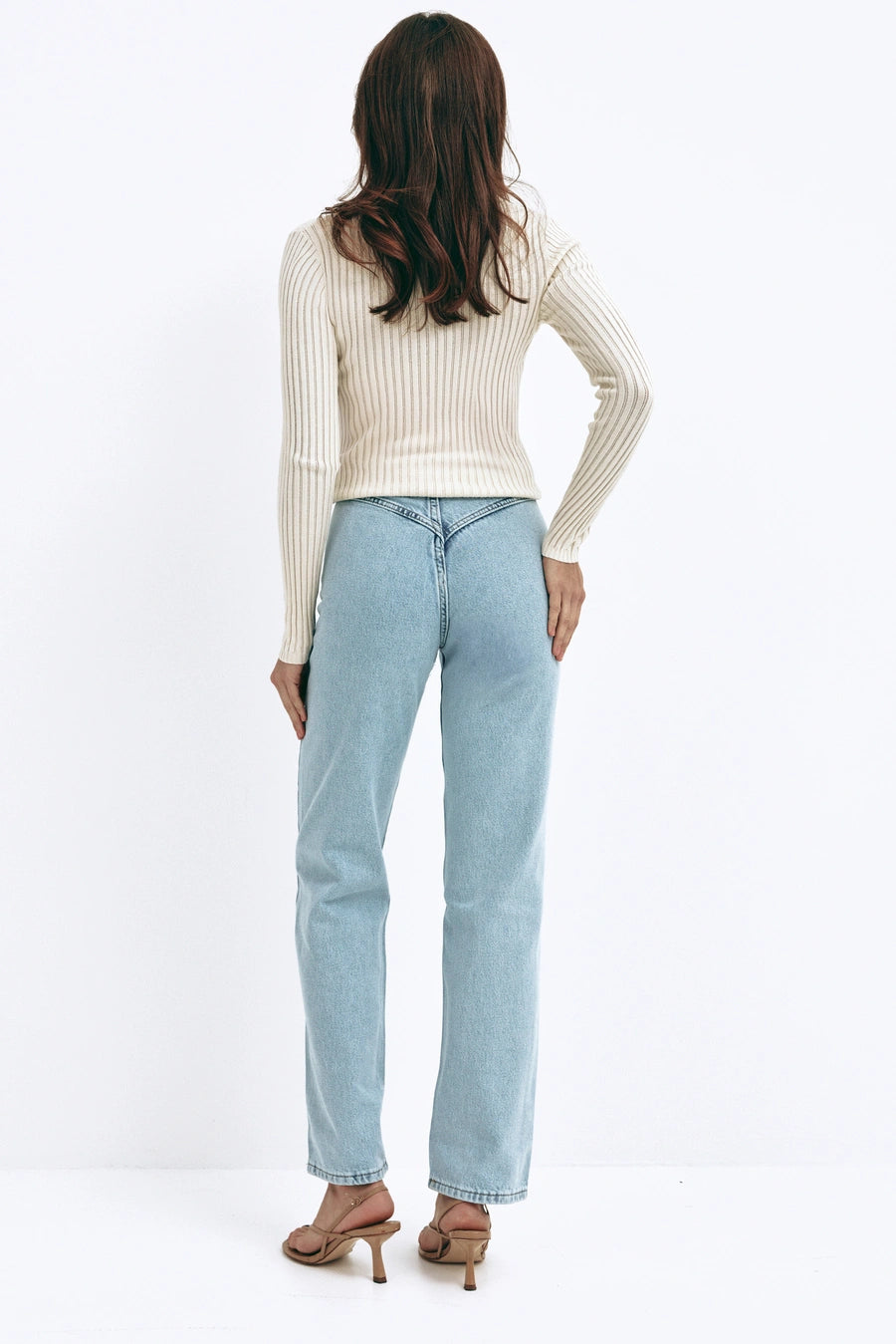dzhinsi-straight-mid-rise-sv-tlo-blakitnogo-koloru-z-akcentnoyu-koketkoyu-1709