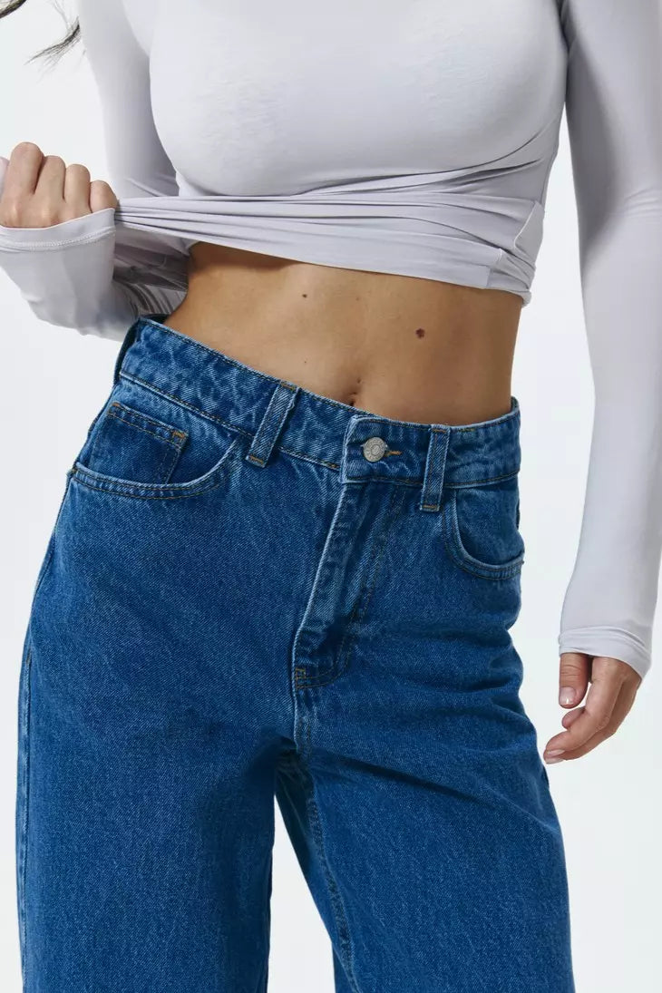 dzhinsi-straight-sinogo-koloru-z-neobroblenim-nizhn-m-kra-m-7031
