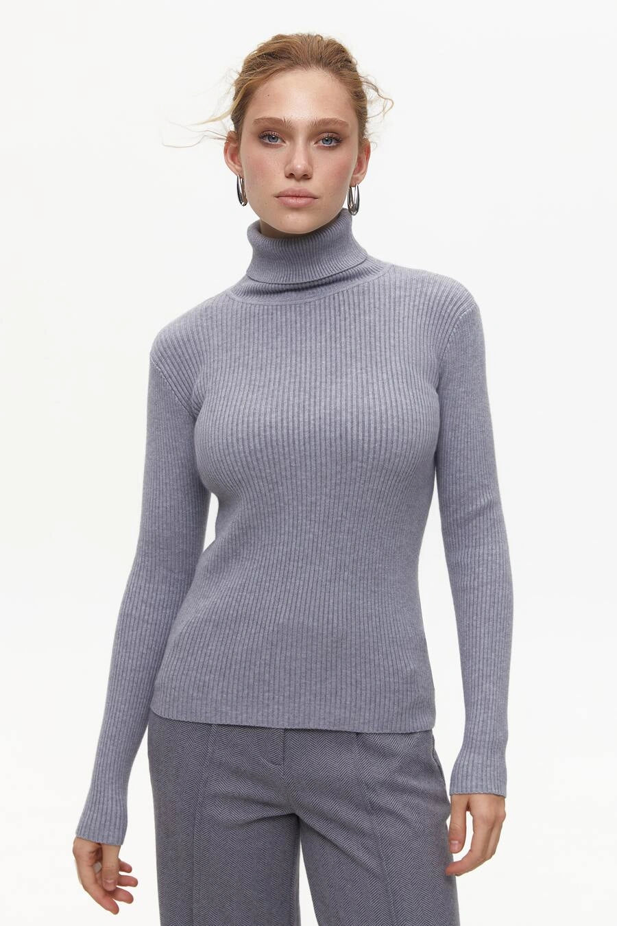 Ribbed turtleneck sweater in color grey