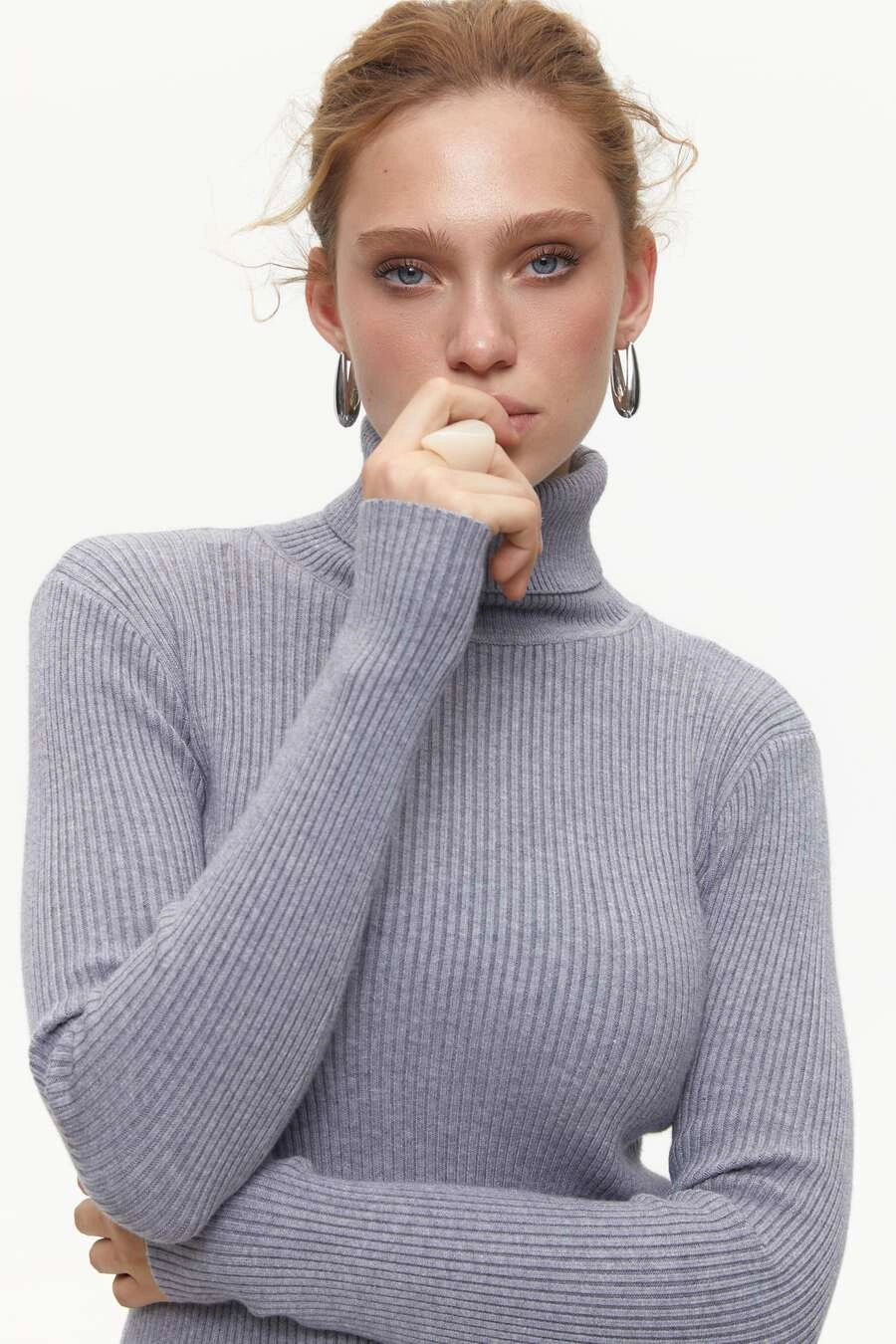 Ribbed turtleneck sweater in color grey