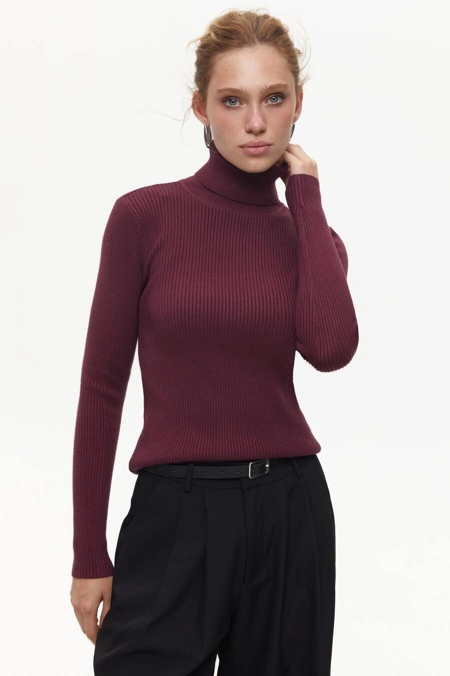 Ribbed turtleneck sweater in color red