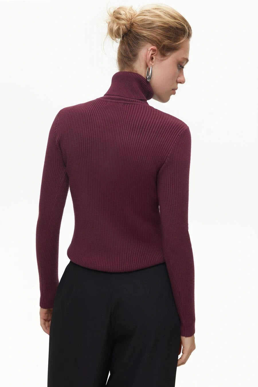 Ribbed turtleneck sweater in color red