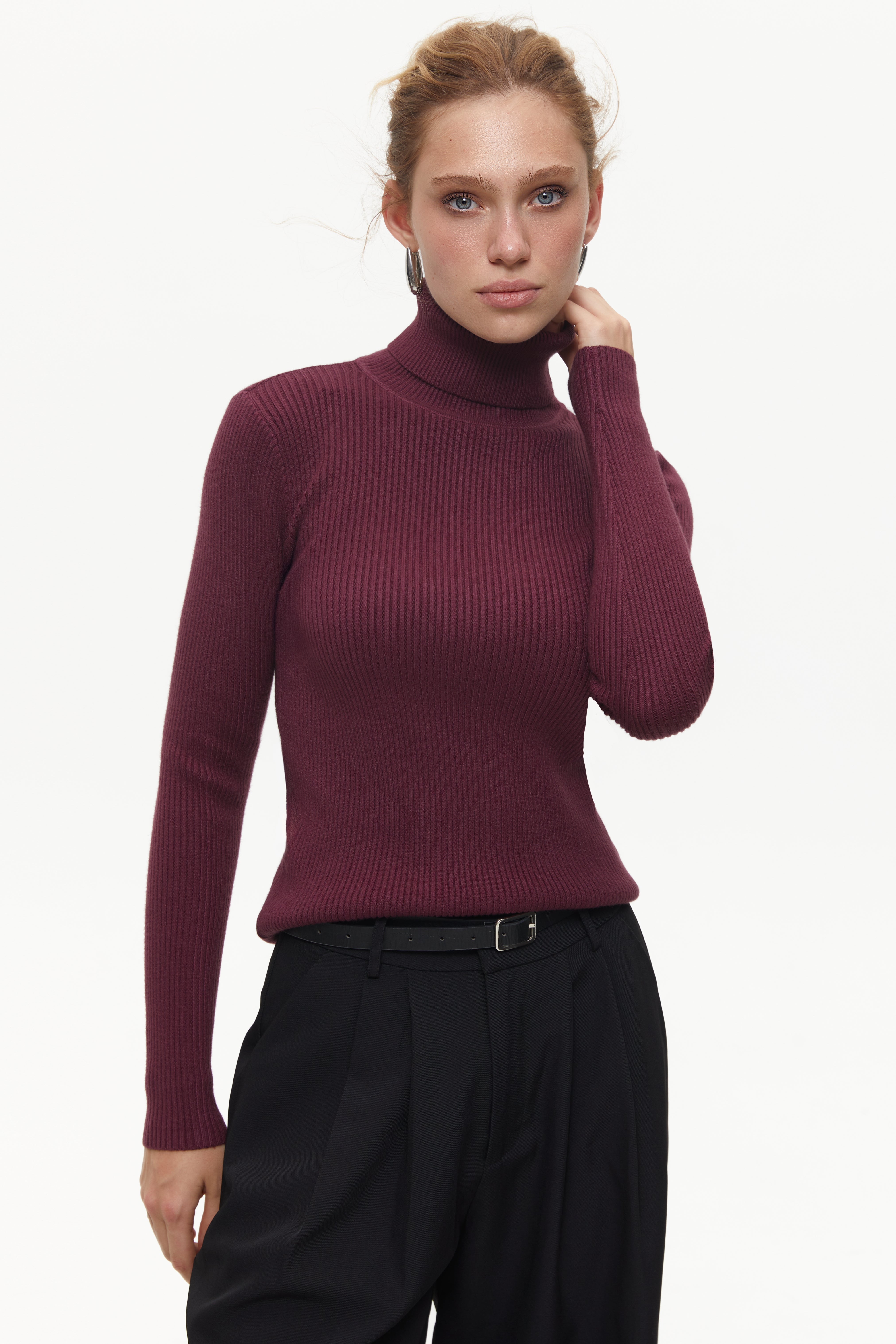 Ribbed turtleneck sweater in color red