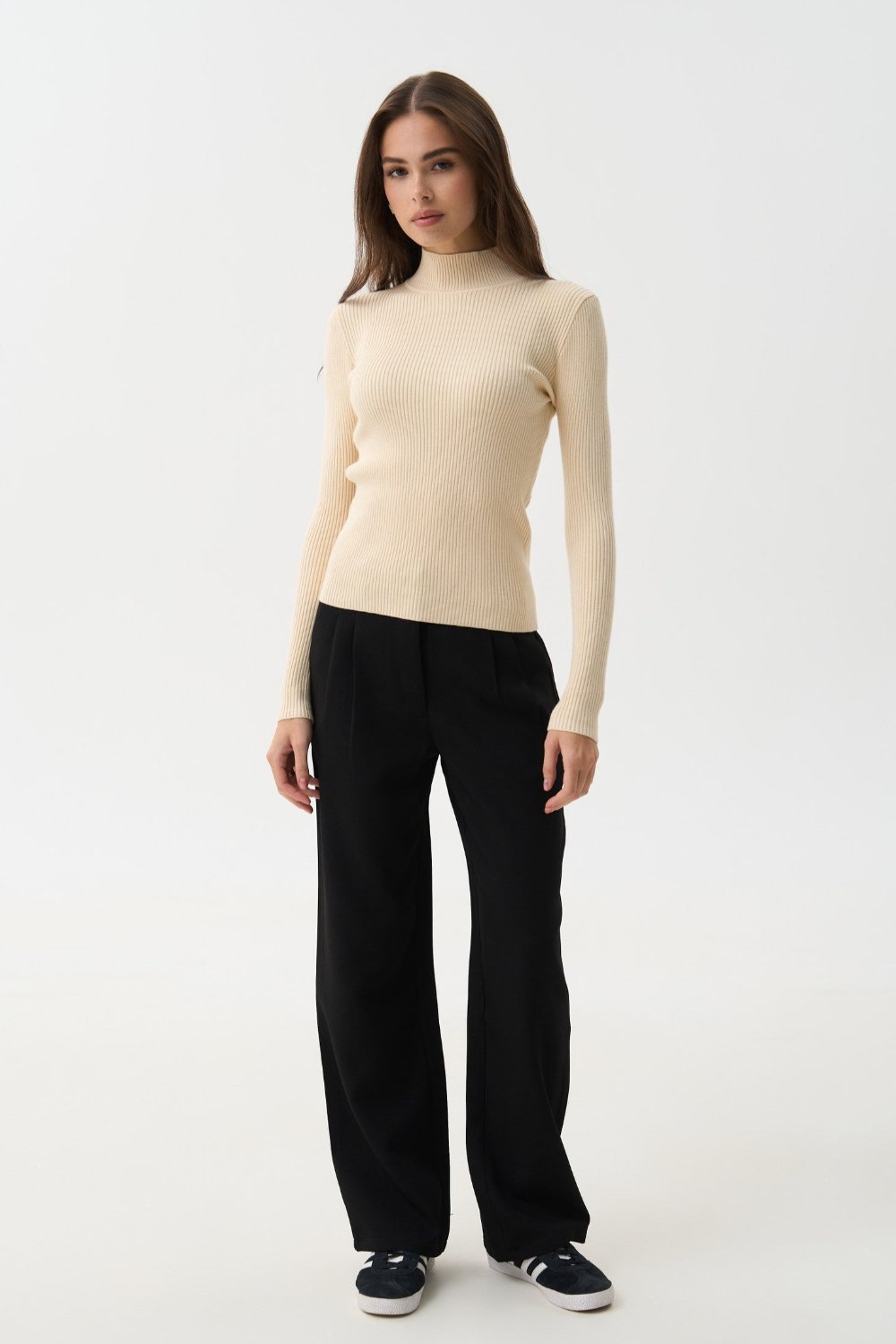 Sweater with a neck rack in color milk - SOLMAR