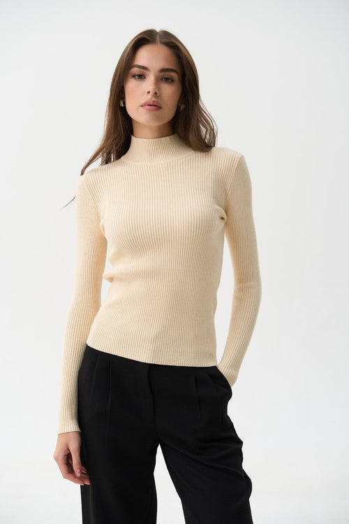 Sweater with a neck rack in color milk - SOLMAR