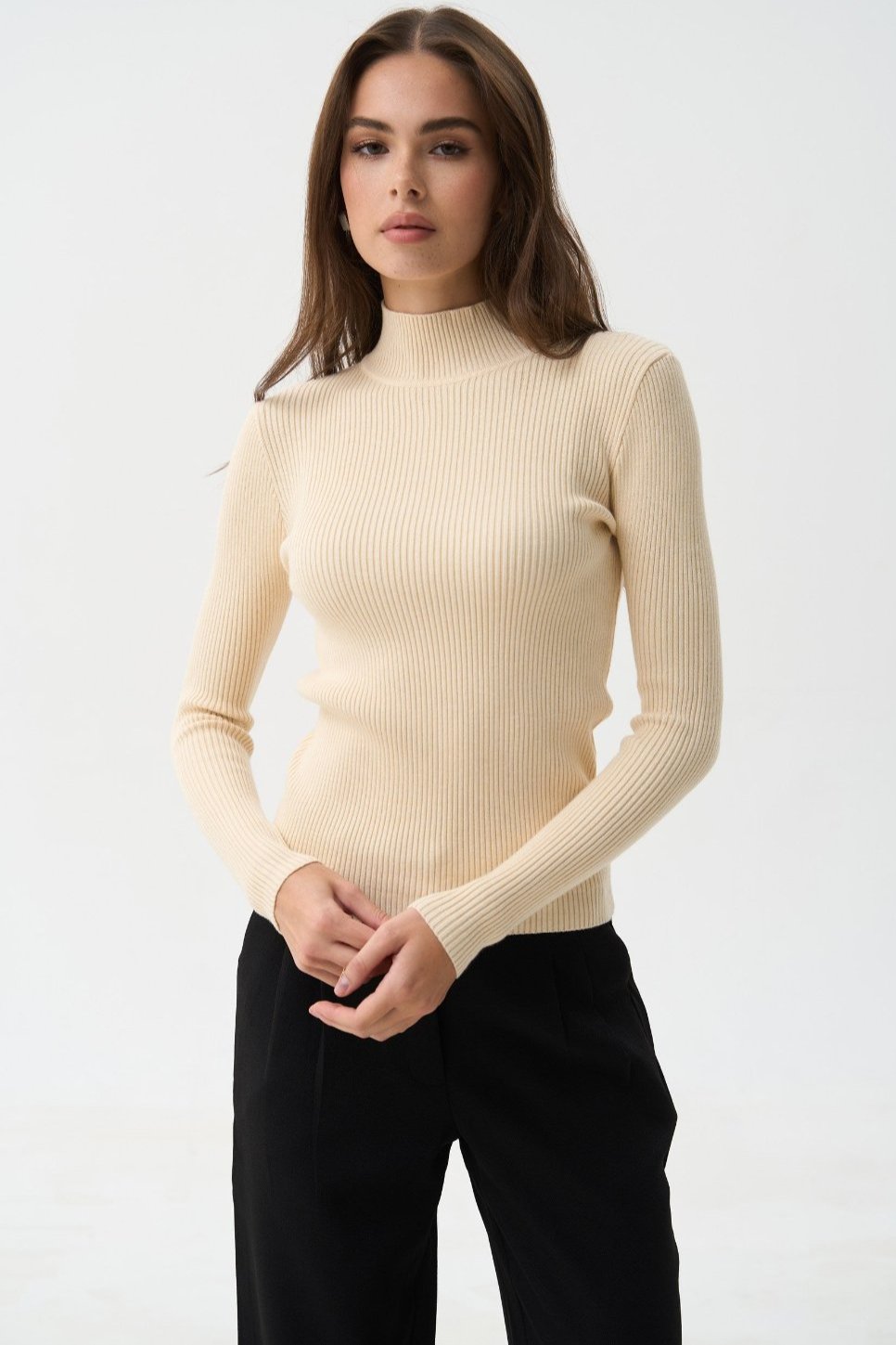 Sweater with a neck rack in color milk