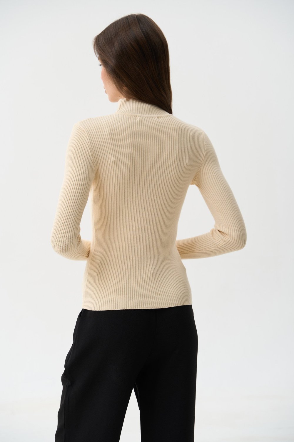 Sweater with a neck rack in color milk - SOLMAR