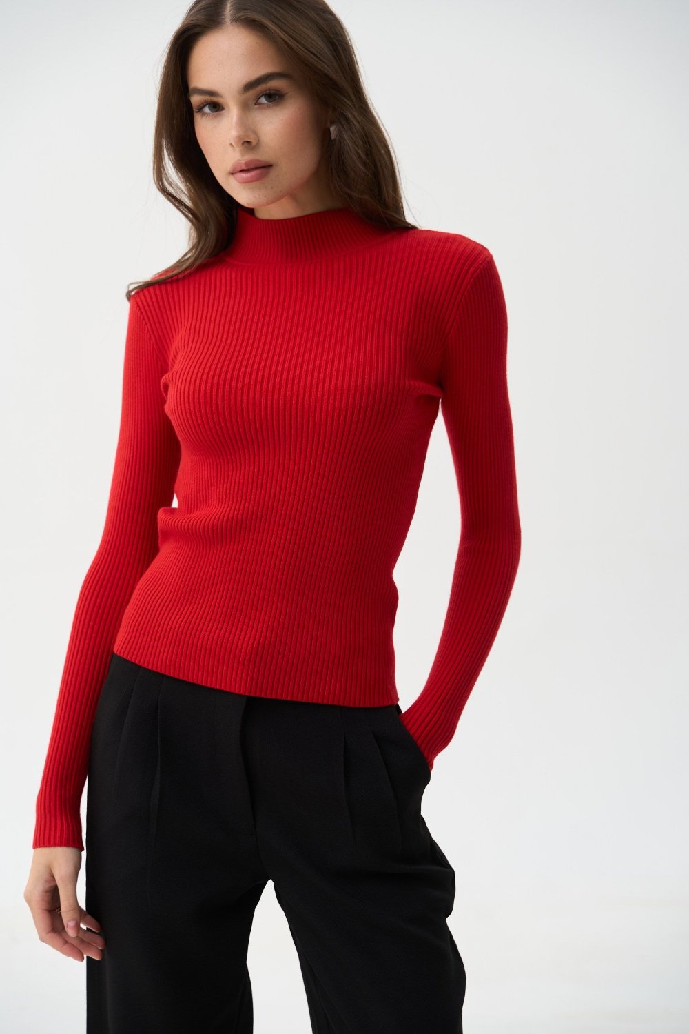 Sweater with a neck rack in color red