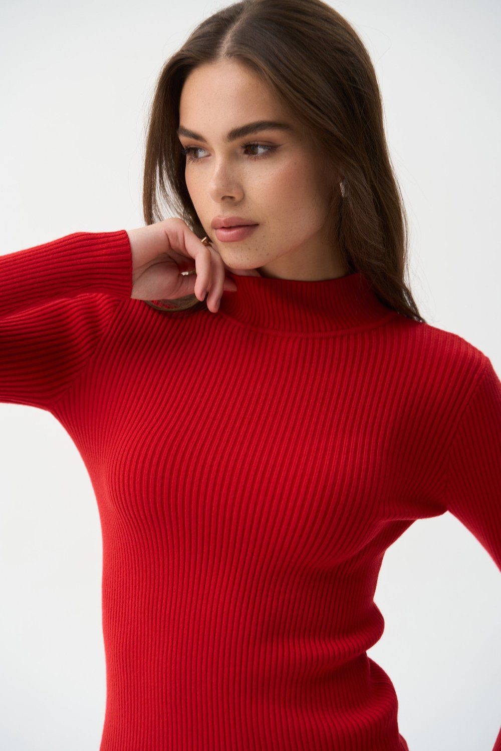 Sweater with a neck rack in color red - SOLMAR