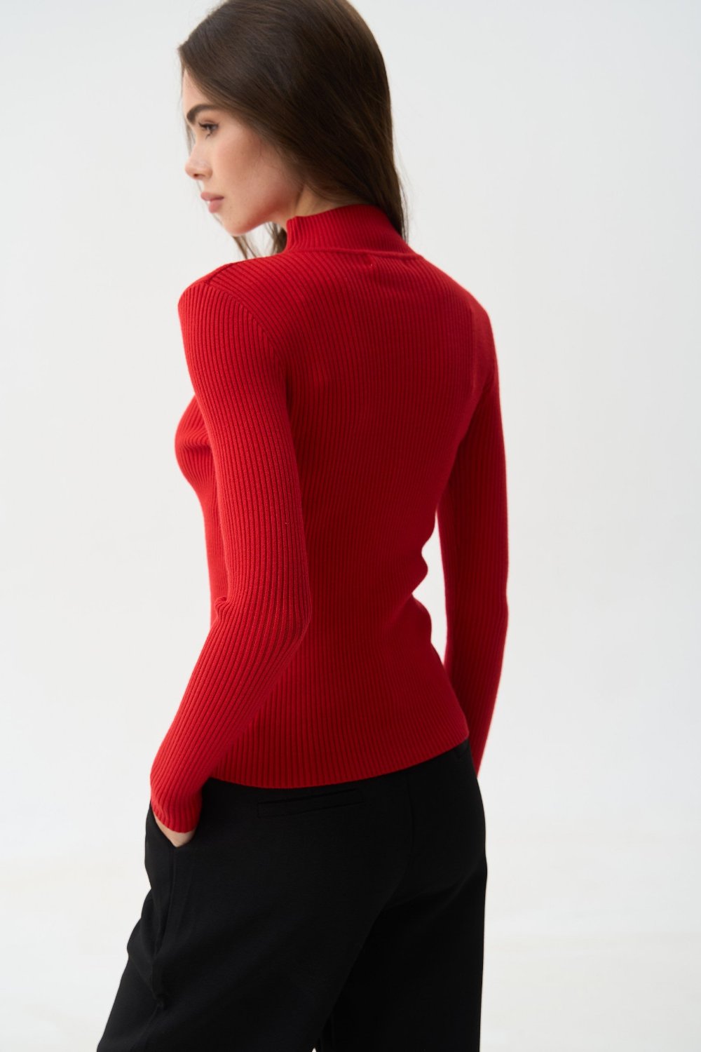 Sweater with a neck rack in color red - SOLMAR