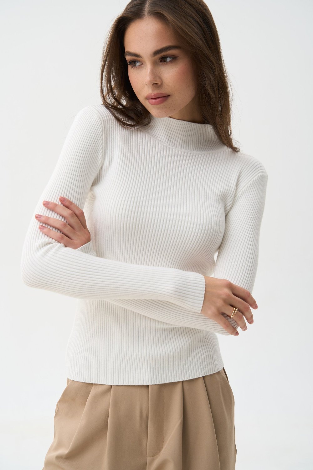 Sweater with a neck rack in color white