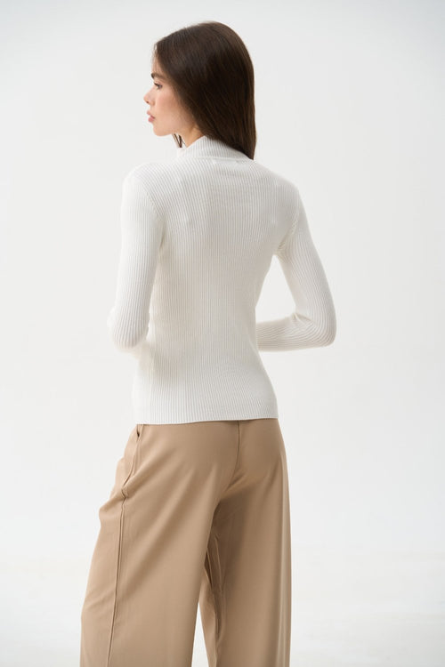 Sweater with a neck rack in color white - SOLMAR