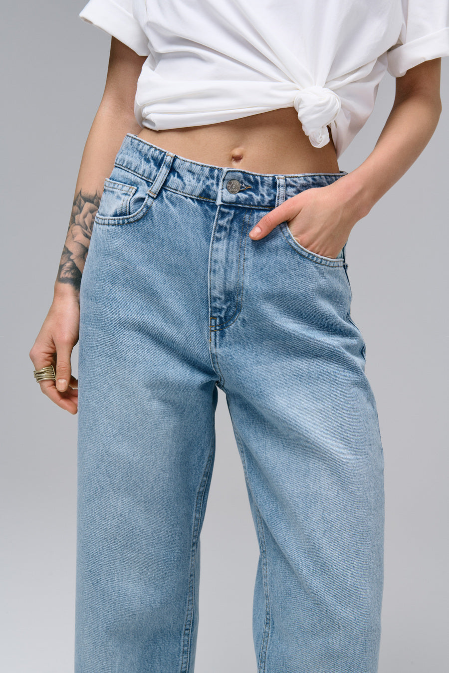 STRAIGHT jeans in light blue color with a raw hem